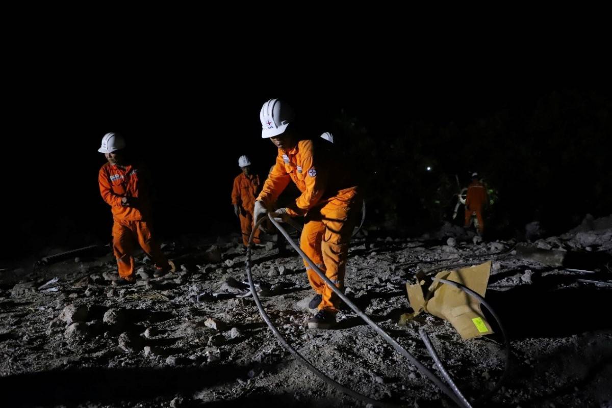 Tình thần “làm ngày không đủ, tranh thủ làm đêm của CBCNV EVNSPC trên các công trình.