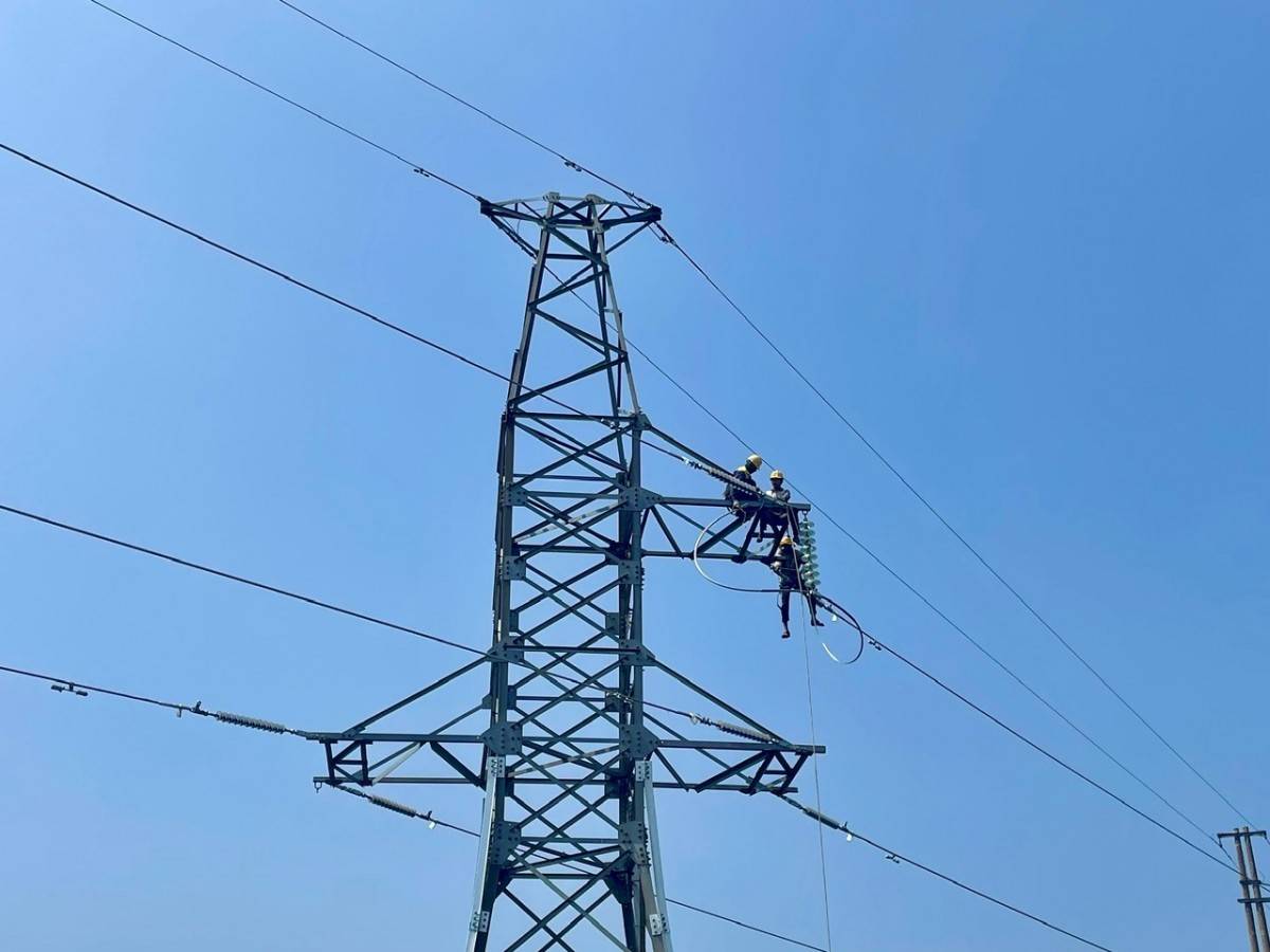 Công nhân các nhà thầu làm việc dưới thời tiết nắng nóng, không một bóng mây thi công Cải.