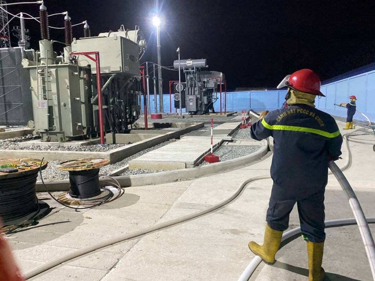 Lực lượng cảnh sát phòng cháy chữa cháy phối hợp với ngành Điện làm việc trong đêm, sẵn sàng đóng điện công trình Lắp máy biến áp T2 Trạm biến áp Khu công nghiệp Du Long (tỉnh Ninh Thuận).