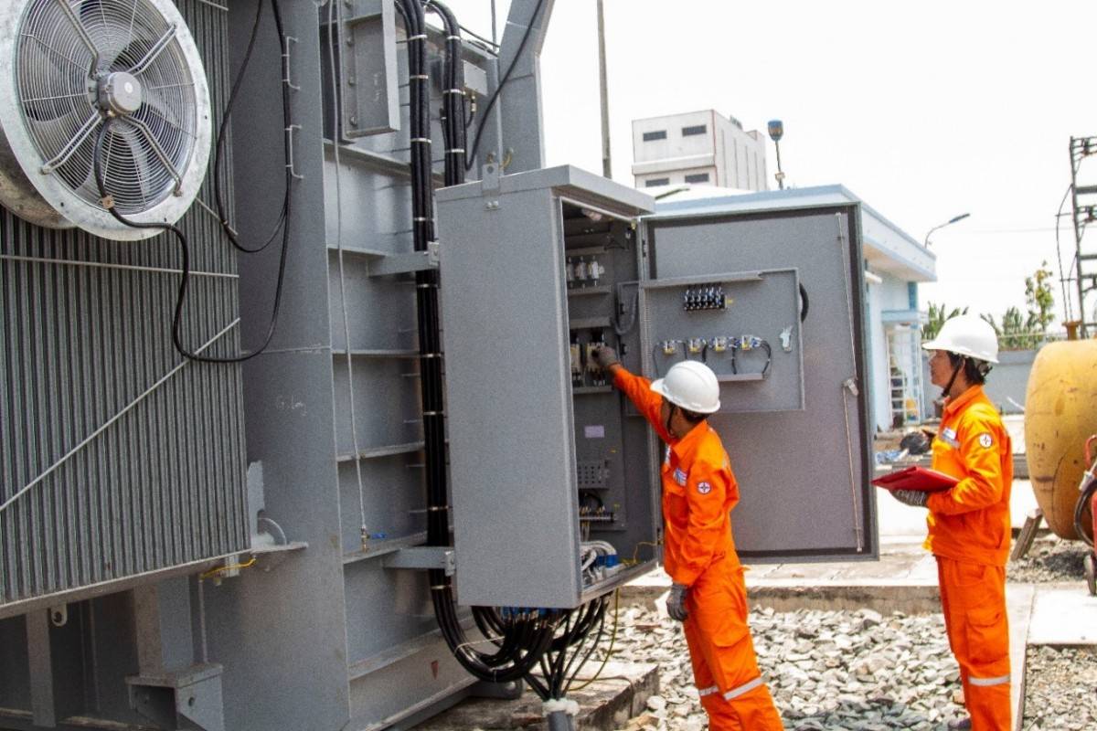 Lực lượng cảnh sát phòng cháy chữa cháy phối hợp với ngành Điện làm việc trong đêm, sẵn sàng đóng điện công trình Lắp máy biến áp T2 Trạm biến áp Khu công nghiệp Du Long (tỉnh Ninh Thuận).