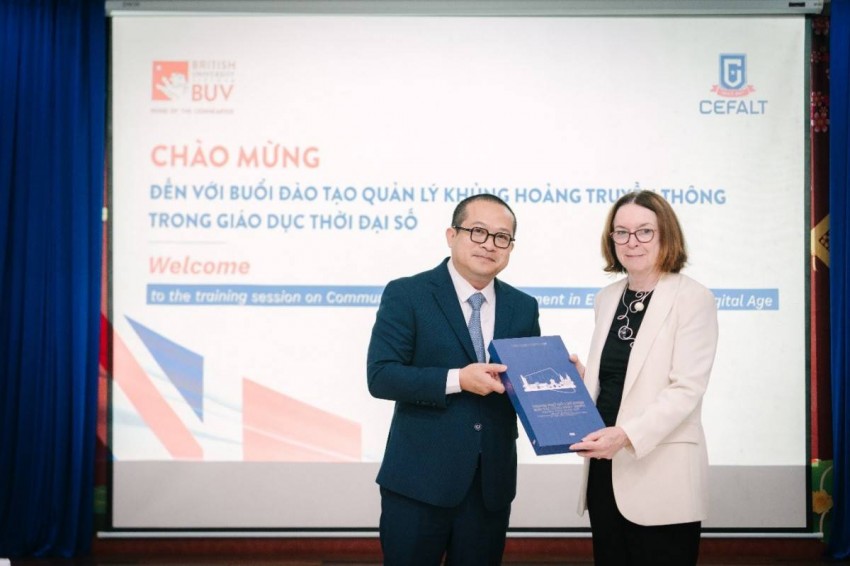 Ông Mai Anh Thái - Giám đốc Trung tâm CEFALT (trái) và Giáo sư Wendy Thomson - Hiệu trưởng Đại học London (phải) tại Hội thảo Thành phố Hồ Chí Minh Ông Mai Anh Thái - Giám đốc Trung tâm CEFALT (trái) và Giáo sư Wendy Thomson - Hiệu trưởng Đại học London (phải) tại Hội thảo Thành phố Hồ Chí Minh