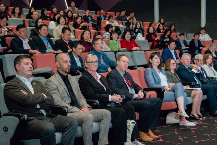 Buổi hội thảo quy tụ các nhà lãnh đạo, hiệu trưởng, phó hiệu trường và các nhà quản lý giáo dục trên cả nước Buổi hội thảo quy tụ các nhà lãnh đạo, hiệu trưởng, phó hiệu trường và các nhà quản lý giáo dục trên cả nước