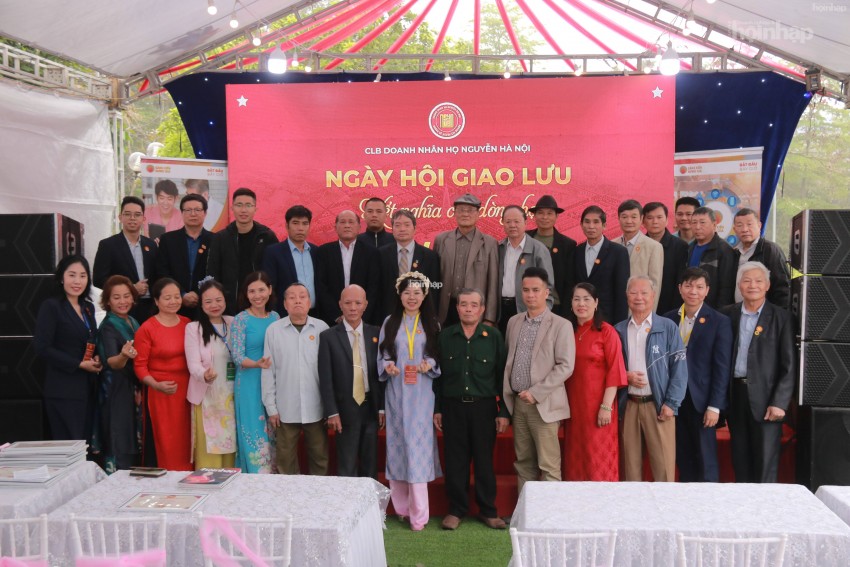 BTC Ngày hội giao thương và đại diện các dòng Họ chụp ảnh lưu niệm Cộng đồng doanh nhân Họ Nguyễn Hà Nội: Phát huy sức mạnh đoàn kết, tăng cường kết nối giao thương