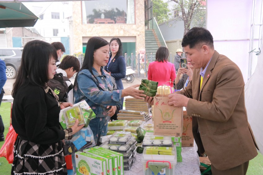 Các gian hàng tham gia Ngày hội giao thương luôn thu hút các doanh nghiệp, nhân dân thăm quan và trải nghiệm Cộng đồng doanh nhân Họ Nguyễn Hà Nội: Phát huy sức mạnh đoàn kết, tăng cường kết nối giao thương