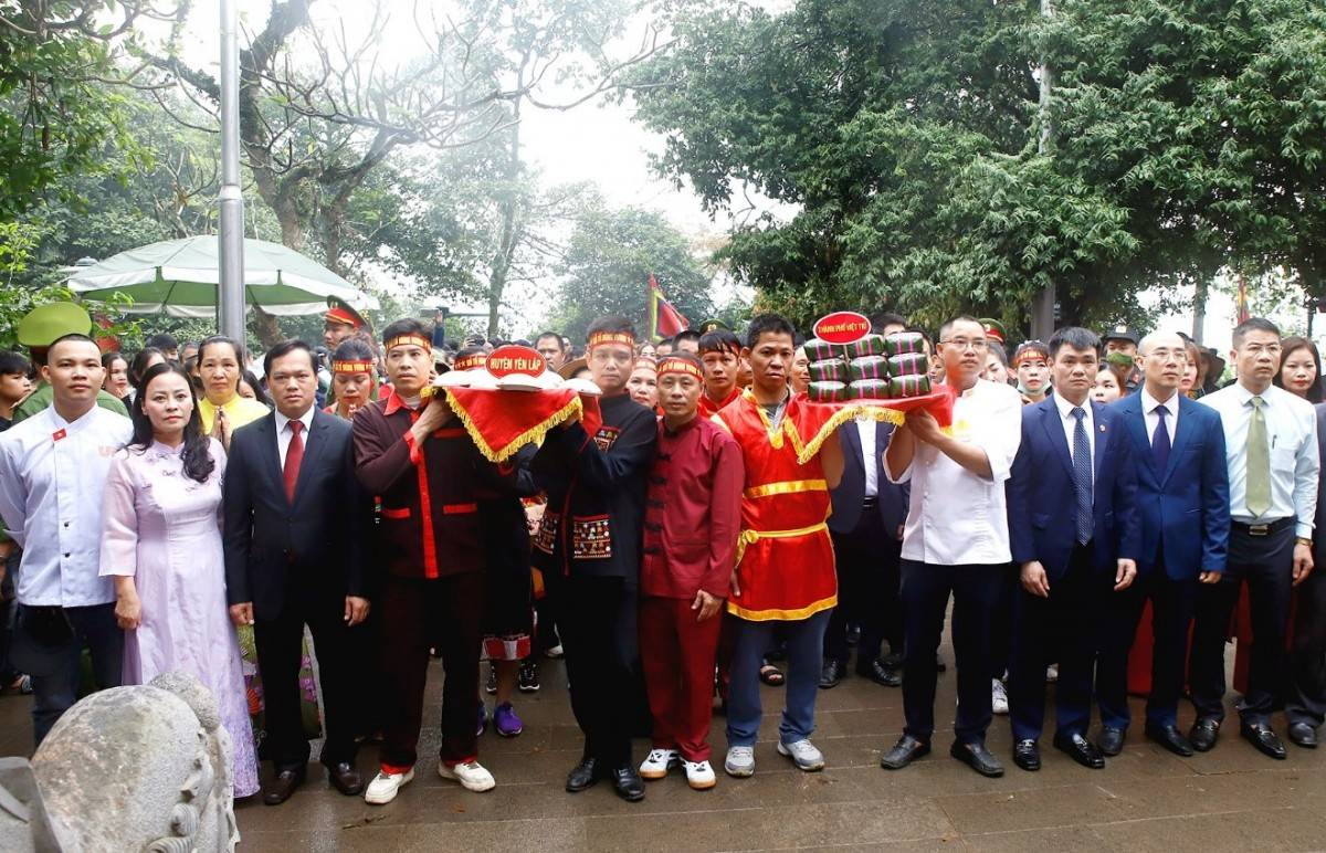 Kính cẩn dâng bánh chưng, bánh giầy lên Vua Hùng