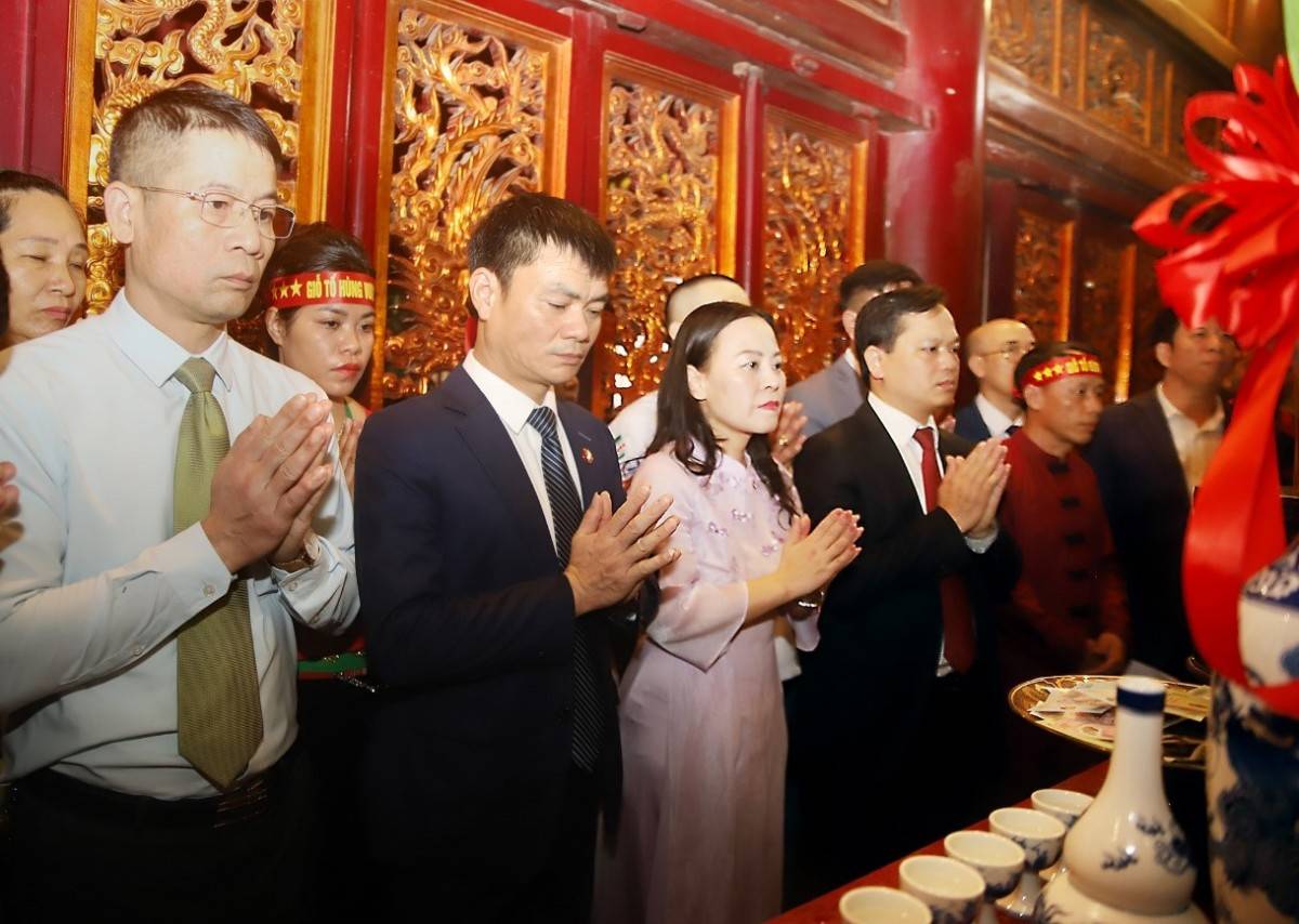 Kính cẩn dâng bánh chưng, bánh giầy lên Vua Hùng