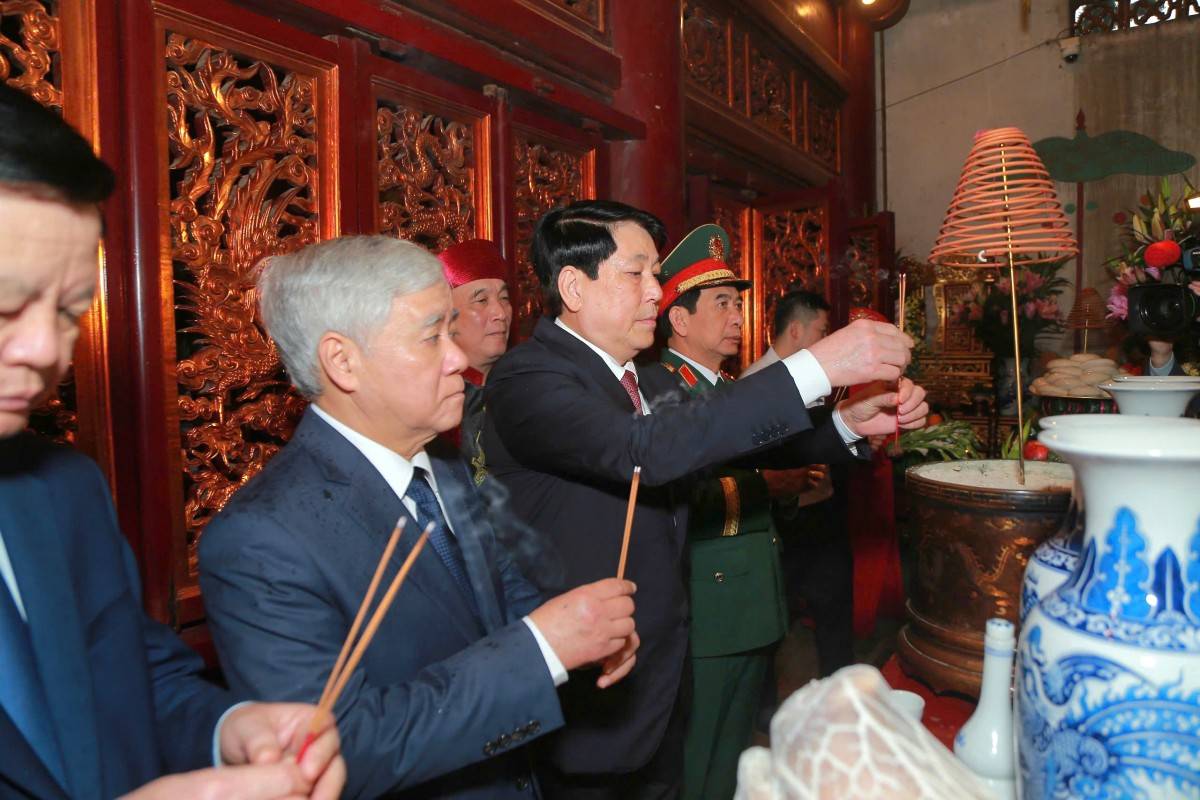 Chủ tịch nước Lương Cường thành kính dâng hương tưởng nhớ các Vua Hùng trong ngày Giỗ Tổ