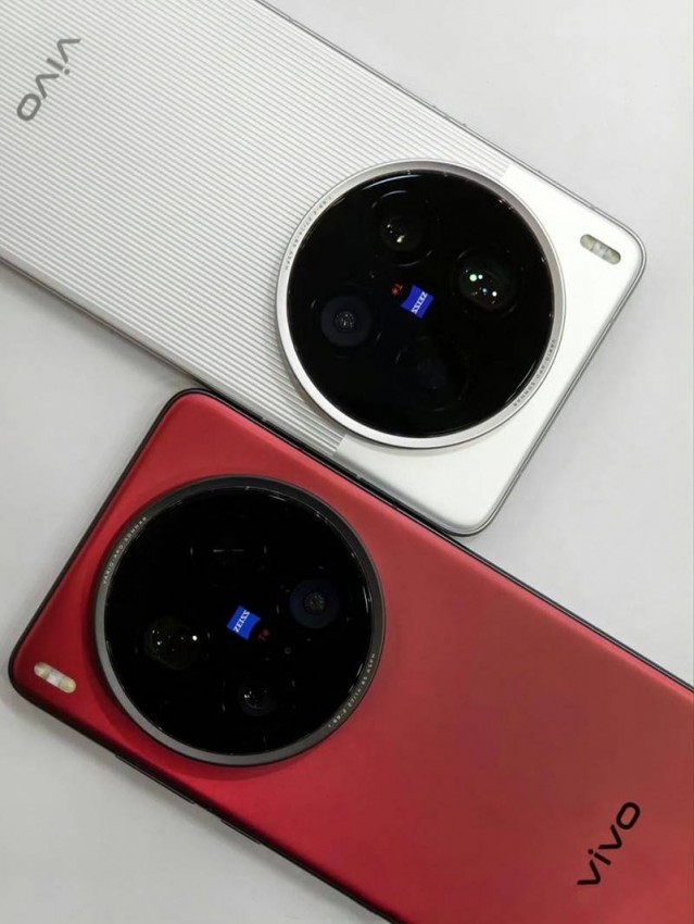 Hình ảnh trên là hình ảnh chính thức của X200 Ultra, giới thiệu thiết kế của máy với hai phiên bản màu riêng biệt, một màu trắng có họa tiết gờ dọc tạo cảm giác bám tay tinh tế và màu đỏ có lớp hoàn thiện mờ mịn mang đến vẻ thanh lịch,