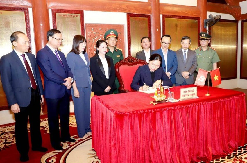 Bí thư Tỉnh ủy Tuyên Quang và đoàn công tác viếng các Anh hùng Liệt sỹ tại Vị Xuyên