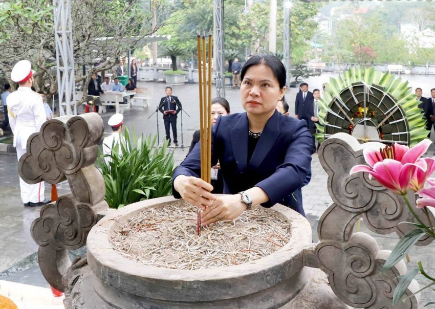 Bí thư Tỉnh ủy Tuyên Quang và đoàn công tác viếng các Anh hùng Liệt sỹ tại Vị Xuyên