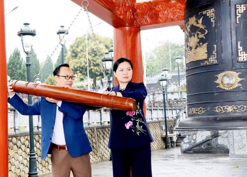 Bí thư Tỉnh ủy Tuyên Quang và đoàn công tác viếng các Anh hùng Liệt sỹ tại Vị Xuyên