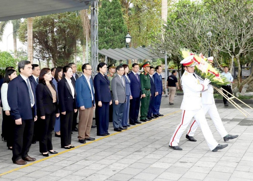 Bí thư Tỉnh ủy Tuyên Quang và đoàn công tác viếng các Anh hùng Liệt sỹ tại Vị Xuyên