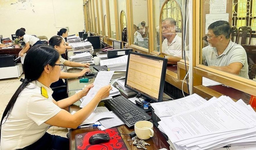 Cán bộ Chi cục Thuế khu vực VII địa bàn tỉnh Tuyên Quang giải quyết thủ tục hành chính thuế cho người nộp thuế Tuyên Quang: Triển khai các giải pháp quyết liệt nhằm tăng cường thu ngân sách