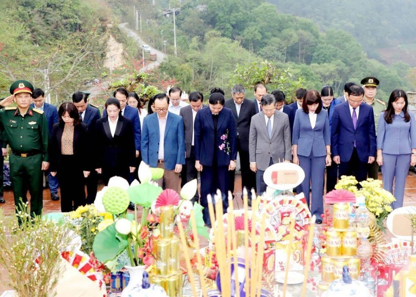 Bí thư Tỉnh ủy Tuyên Quang và đoàn công tác viếng các Anh hùng Liệt sỹ tại Vị Xuyên