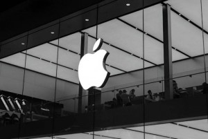 Apple “bốc hơi” gần 640 tỷ USD vốn hóa trước cơn bão thuế quan của ông Trump
