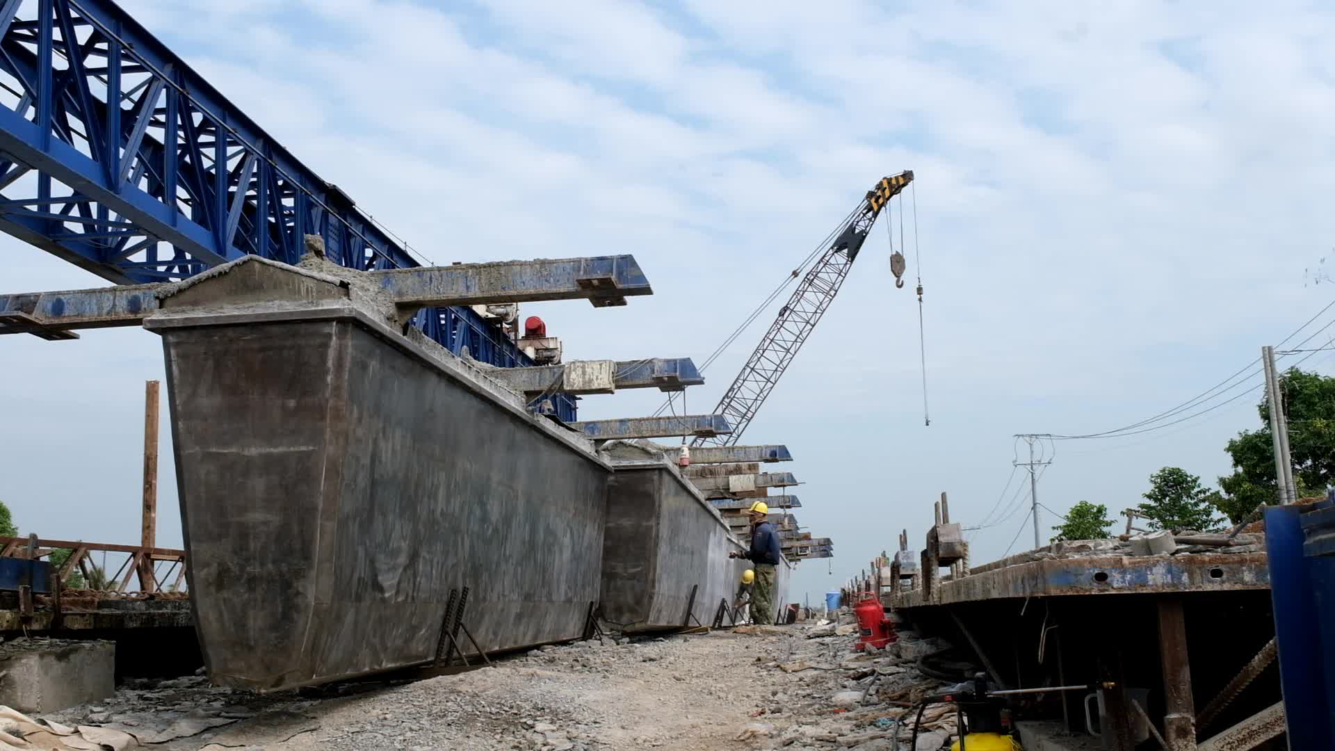 Thi công tại dự án cao tốc Châu Đốc - Cần Thơ - Sóc Trăng giai đoạn 1, dự án thành phần 2 đoạn qua địa bàn TP Cần Thơ. (Ảnh CTO)