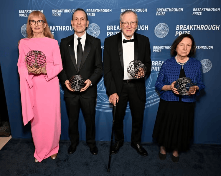 Các chủ nhân Giải thưởng Breakthrough 2025 nhận “Giải Đặc biệt VinFuture dành cho Nhà khoa học nghiên cứu các lĩnh vực mới” tại Lễ trao giải VinFuture năm 2023 (Ảnh: VinFuture Prize)