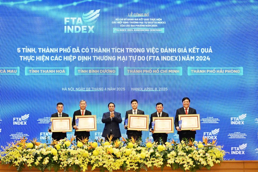 Thủ tướng Phạm Minh Chính trao bằng khen tặng các tỉnh, thành phố có thành tích trong việc đánh giá kết quả thực hiwwnj các hiệp định thương mại tự do năm 2024