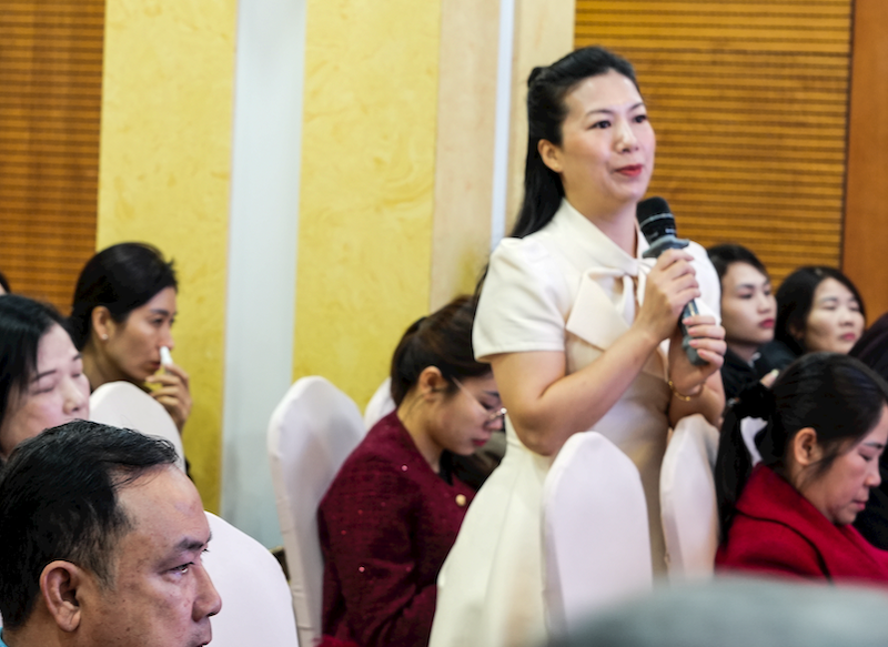 Một doanh nhân nữ đặt vấn đề về ứng dụng Ai vào sản xuất kinh doanh cho các chuyên gia tại hội nghị tập huấn