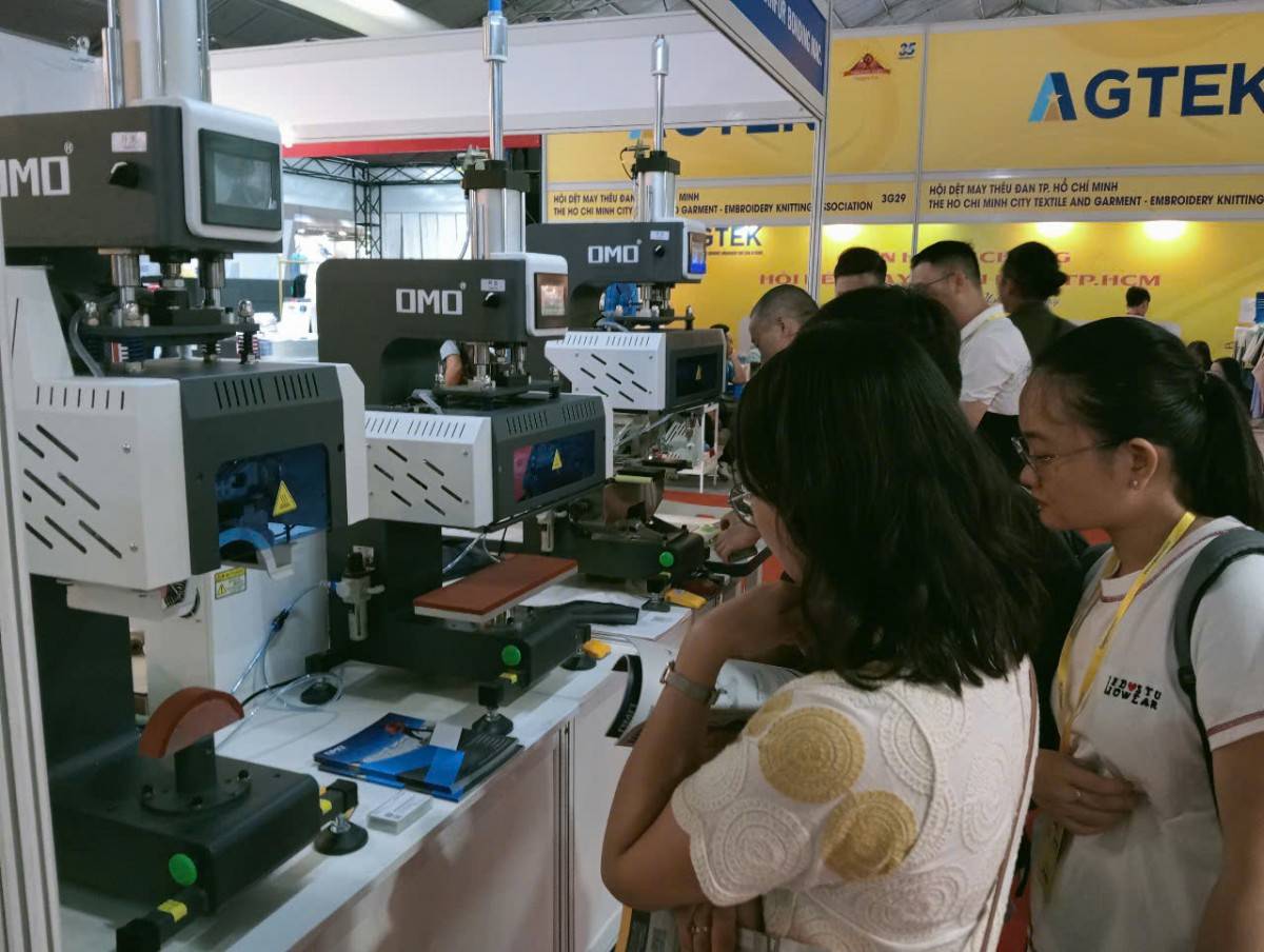 Khách tham quan tại các gian hàng của triển lãm.