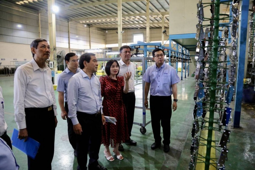 í Nguyễn Tiến Thành, Phó Bí thư thường trực Tỉnh ủy, Chủ tịch HĐND tỉnh kiểm tra sản xuất tại Công ty TNHH Công nghiệp Tactician, khu công nghiệp Phúc Khánh, thành phố Thái Bình.