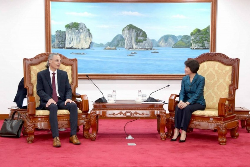 Thứ trưởng Bộ Tài chính Nguyễn Thị Bích Ngọc (bên phải) trao đổi với Phó Chủ tịch cấp cao kiêm Giám đốc công nghệ, Tập đoàn Marvell - ông Noam Mizrahi. Ảnh: Đức Minh