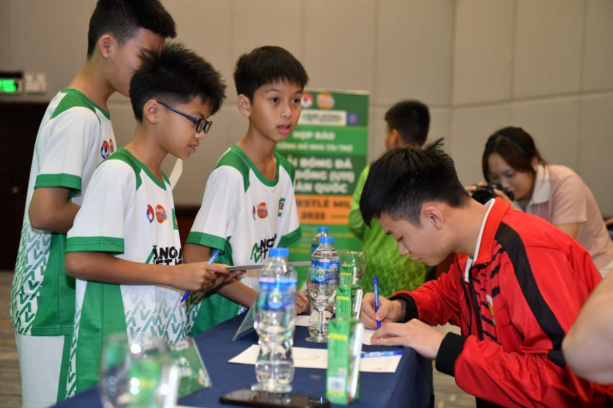 Khoảnh khắc truyền cảm hứng_ các cầu thủ nhí háo hức xin chữ ký từ thần tượng – nơi những giấc mơ bóng đá được thắp lửa từ chính những người đi trước, từng trưởng thành từ sân chơi nhi đồng_ Khoảnh khắc truyền cảm hứng_ các cầu thủ nhí háo hức xin chữ ký từ thần tượng – nơi những giấc mơ bóng đá được thắp lửa từ chính những người đi trước, từng trưởng thành từ sân chơi nhi đồng_