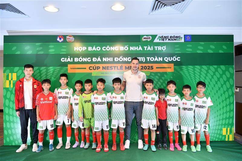 Tuyển thủ Quốc gia Filip Nguyễn và  Cầu thủ Hoàng Trung Anh cùng các cầu thủ nhí tại Lễ công bố Giải Bóng đá Nhi đồng (U11) Toàn quốc Cúp Nestlé MILO 2025 Tuyển thủ Quốc gia Filip Nguyễn và  Cầu thủ Hoàng Trung Anh cùng các cầu thủ nhí tại Lễ công bố Giải Bóng đá Nhi đồng (U11) Toàn quốc Cúp Nestlé MILO 2025