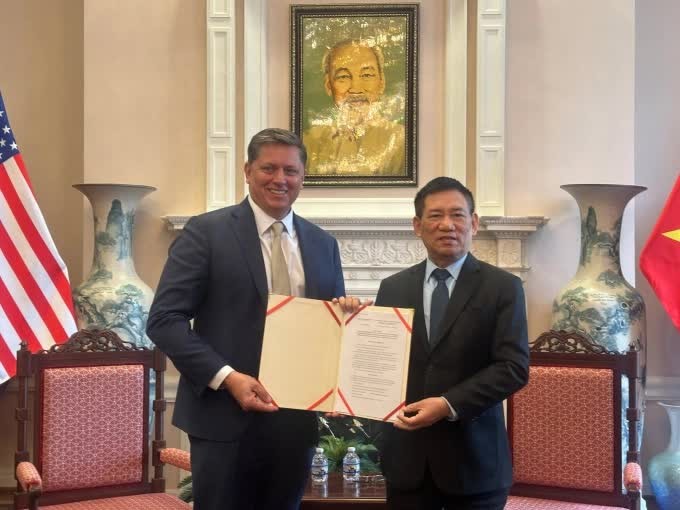   Phó thủ tướng Hồ Đức Phớc trao quyết định thí điểm cung cấp dịch vụ Internet vệ tinh cho đại diện SpaceX. Ảnh: TTXVN