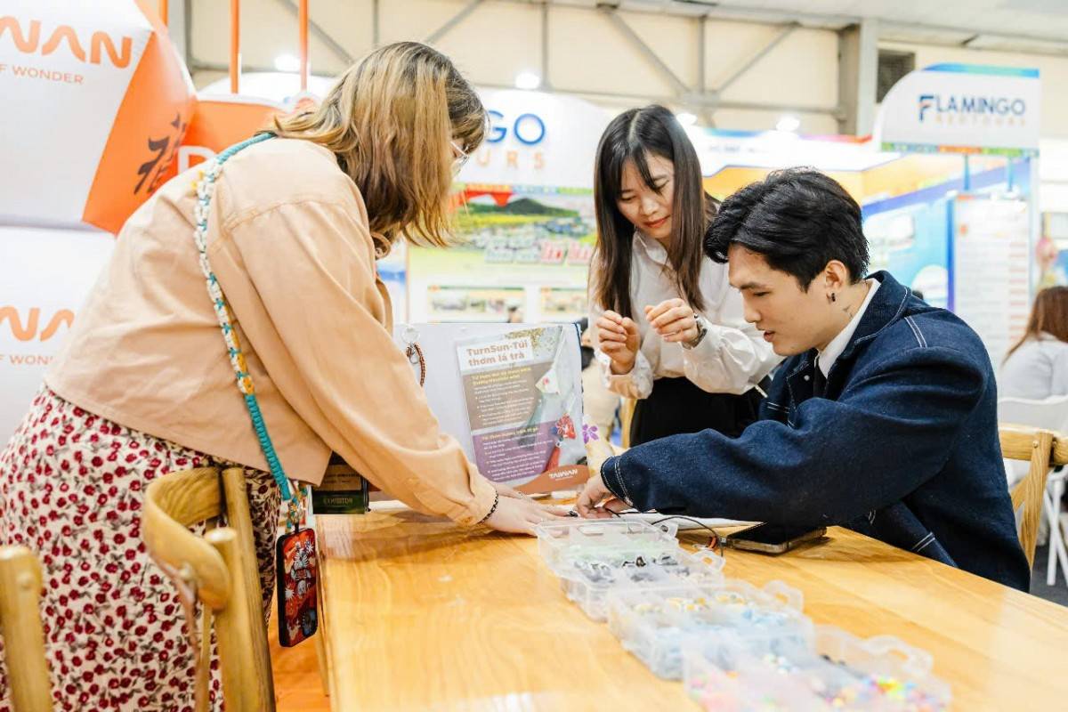 KOL Tô Đi Đâu giao lưu cùng khách tham quan