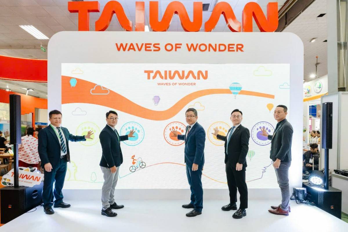 Lãnh đạo Tổng cục du lịch Đài Bắc cùng nhấn nút mở cửa gian hàng đón khách tham quan