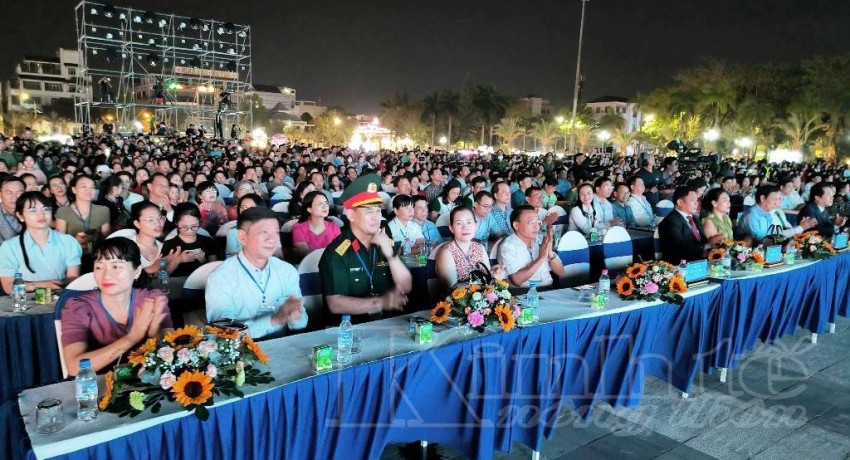 Đông đảo đại biểu và Nhân dân tham dự Lễ khai mạc Tuần lễ Du lịch Quảng Ngãi năm 2025