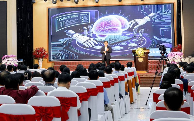 Tham dự Hội nghị chuyên đề một số vấn đề cơ bản về chuyển đổi số, ứng dụng trí tuệ nhân tạo trong kỷ nguyên mới có các đồng chí: Lê Hồng Vinh - Phó Bí thư Tỉnh ủy, Chủ tịch UBND tỉnh; Võ Thị Minh Sinh - Phó Bí thư Tỉnh ủy, Chủ tịch Ủy ban MTTQ tỉnh, Trưởng đoàn Đại biểu Quốc hội tỉnh; các đồng chí Thường trực, Uỷ viên Ban Thường vụ, Uỷ viên Ban Chấp hành Đảng bộ Uỷ ban nhân dân tỉnh; các đồng chí Bí thư, Phó bí thư cơ sở; các đồng chí lãnh đạo các cơ quan, ban ngành, đoàn thể cấp tỉnh thuộc Đảng bộ UBND tỉnh và Đảng bộ Các cơ quan Đảng tỉnh cùng với hơn 7.000 đảng viên tham dự tại 164 điểm cầu.