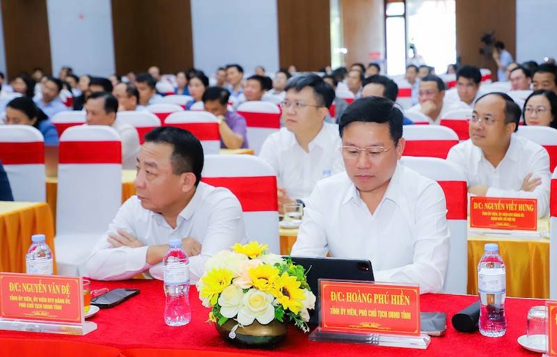 Lãnh đạo tỉnh Nghệ An tham dự hội nghị