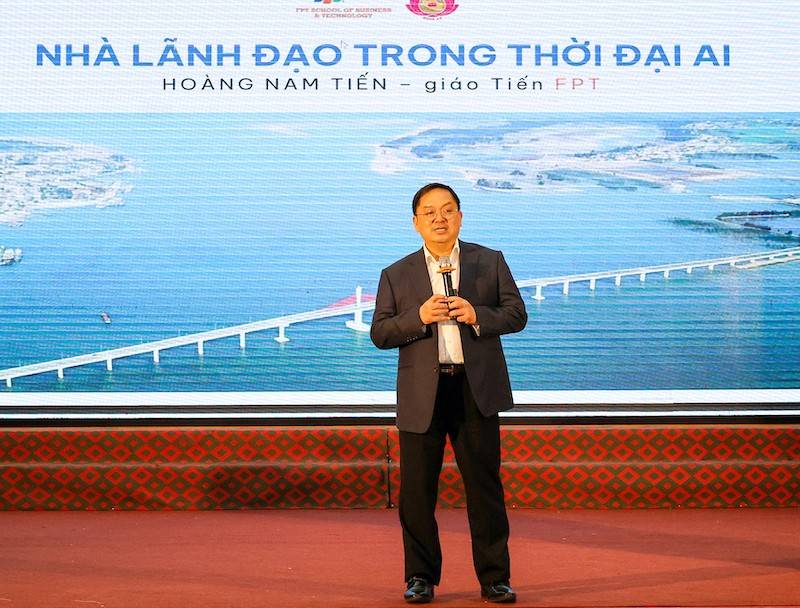 Ông Hoàng Nam Tiến - Phó Chủ tịch Hội đồng Trường Đại học FPT đang truyền đạt một số vấn đề cơ bản về chuyển đổi số, ứng dụng AI trong kỷ nguyên mới tại hội nghị
