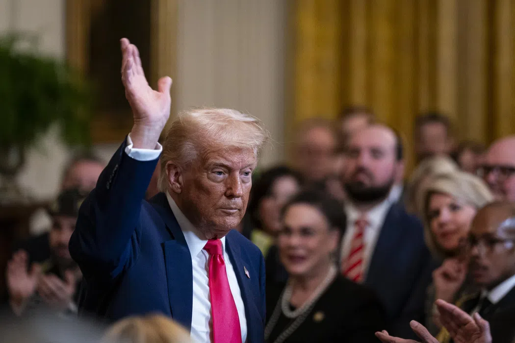 Tổng thống Donald Trump hé lộ khả năng miễn trừ mức thuế cơ bản 10% Tổng thống Donald Trump hé lộ khả năng miễn trừ mức thuế cơ bản 10%