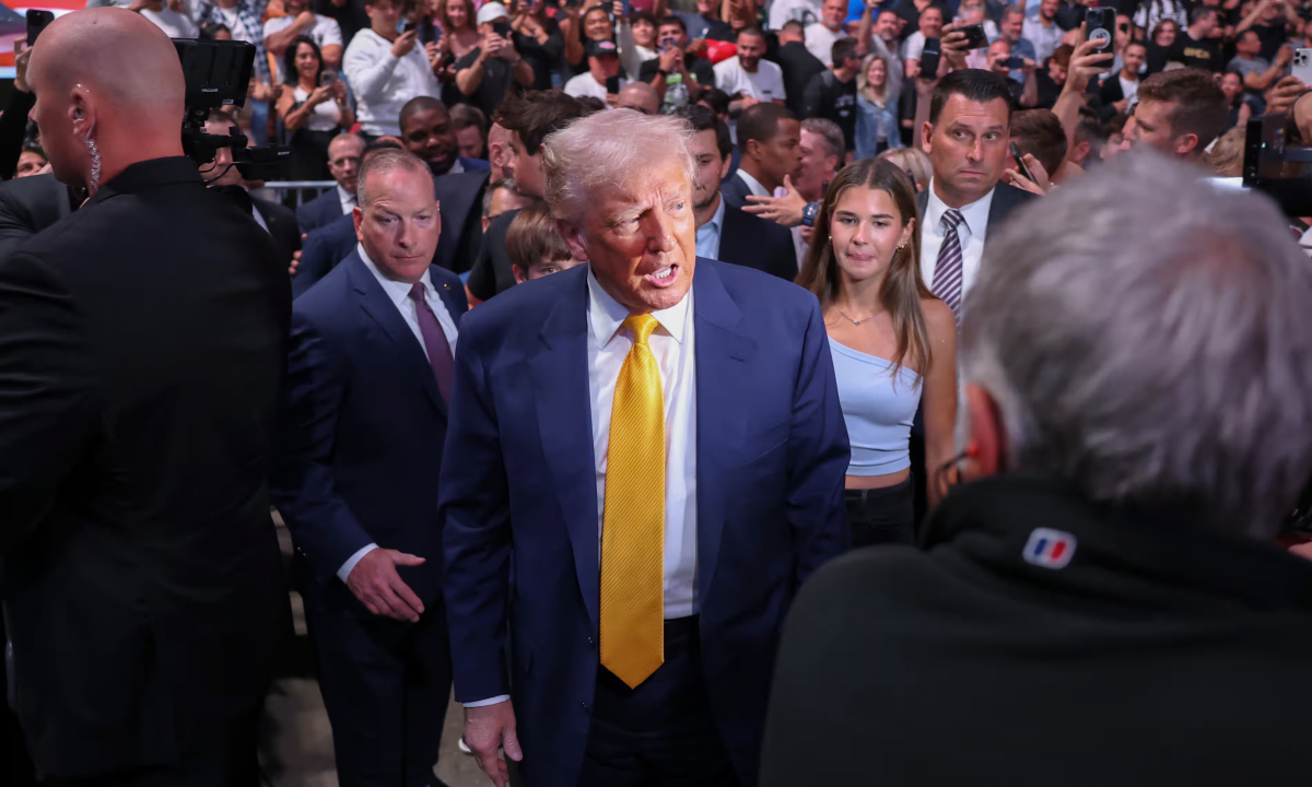 Tổng thống Donald Trump cảnh báo miễn thuế công nghệ Mỹ chỉ là tạm thời Tổng thống Donald Trump cảnh báo miễn thuế công nghệ Mỹ chỉ là tạm thời
