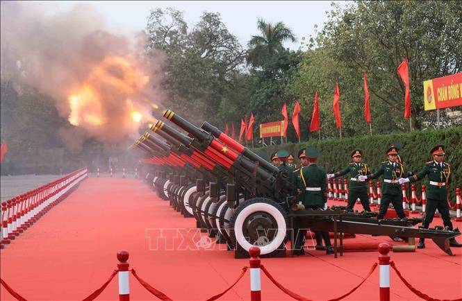 21 phát đại bác chào mừng được bắn từ Hoàng thành Thăng Long trong Lễ đón - Ảnh: TTXVN