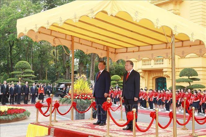 Lễ đón chính thức Tổng Bí thư, Chủ tịch nước Trung Quốc Tập Cận Bình được tổ chức trọng thể tại Phủ Chủ tịch theo nghi thức cao nhất dành đón Nguyên thủ quốc gia. Tổng Bí thư Tô Lâm chủ trì Lễ đón - Ảnh: TTXVN