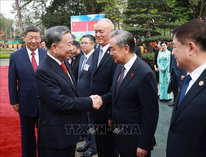 Tổng Bí thư, Chủ tịch nước Trung Quốc Tập Cận Bình giới thiệu thành viên Đoàn cấp cao Trung Quốc với Tổng Bí thư Tô Lâm. Ảnh: TTXVN