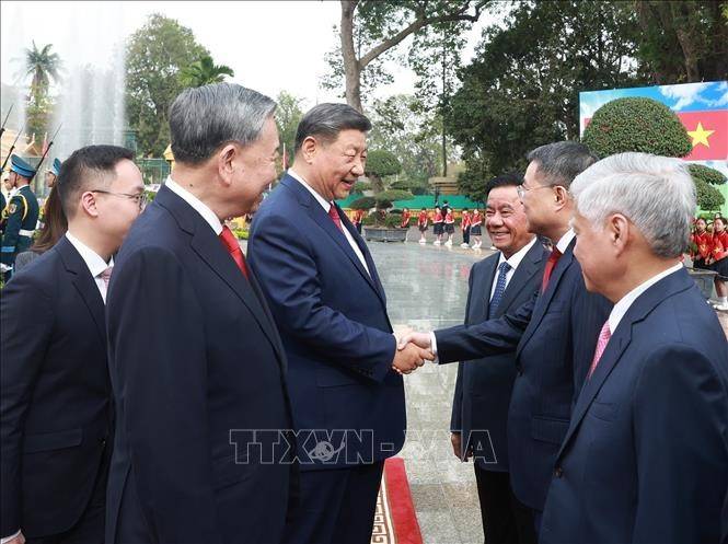 Tổng Bí thư Tô Lâm giới thiệu thành viên Đoàn cấp cao Việt Nam với Tổng Bí thư, Chủ tịch nước Trung Quốc Tập Cận Bình. Ảnh: TTXVN