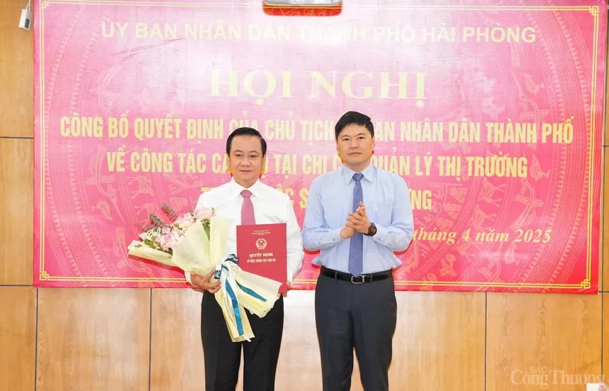 Phó Chủ tịch UBND TP. Hải Phòng - Hoàng Minh Cường trao quyết định và tặng hoa chúc mừng ông Nguyễn Văn Thành - Giám đốc Sở Công Thương được giao kiêm giữ chức vụ Chi cục trưởng Chi cục Quản lý thị trường trực thuộc Sở Công Thương