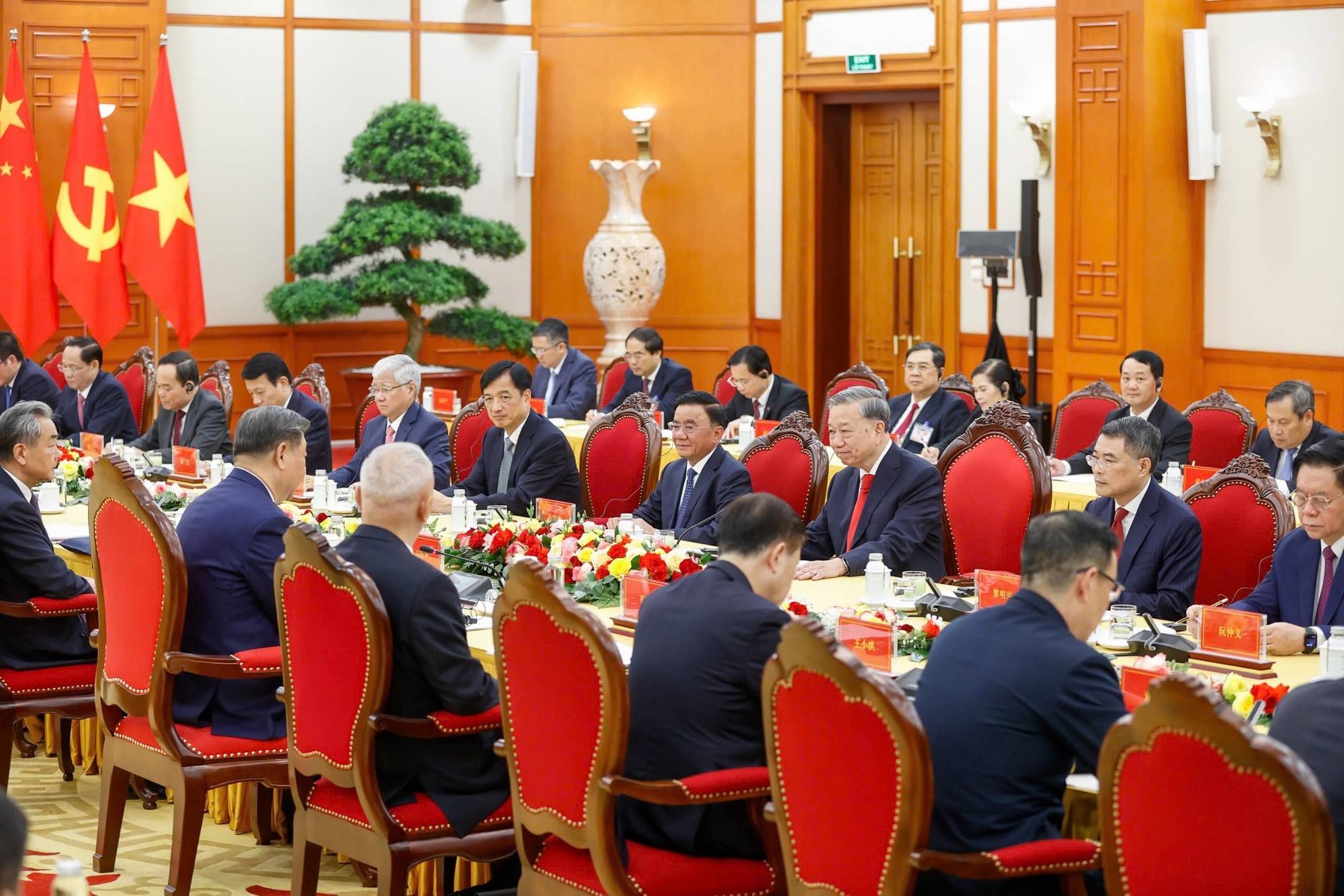 Trong bầu không khí thân tình, hữu nghị, chân thành, thẳng thắn, hai nhà lãnh đạo đã đi sâu trao đổi về tình hình mỗi Đảng, mỗi nước, quan hệ hai Đảng, hai nước và những vấn đề khu vực, quốc tế cùng quan tâm - Ảnh: VGP/Nhật Bắc