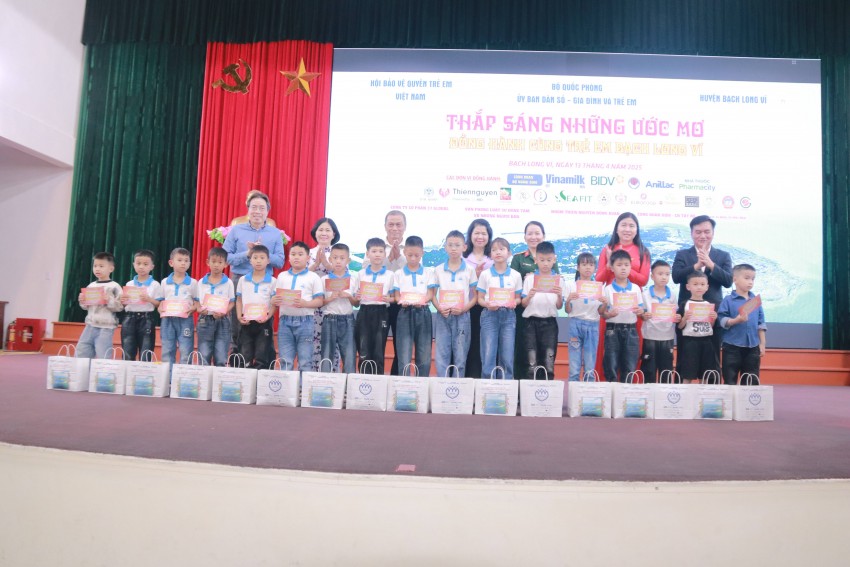 Thắm tình đảo xa - Trao gửi yêu thương đến trẻ em Bạch Long Vỹ