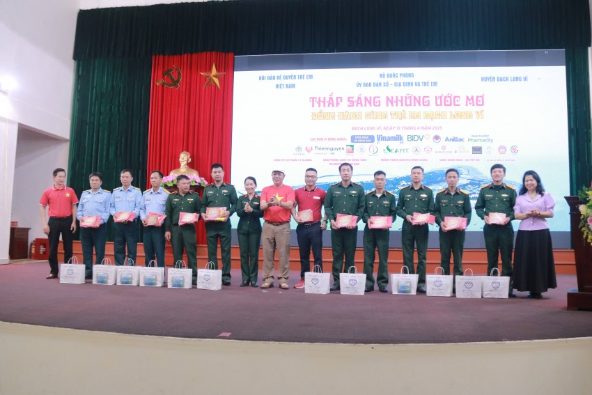 Thắm tình đảo xa - Trao gửi yêu thương đến trẻ em Bạch Long Vỹ