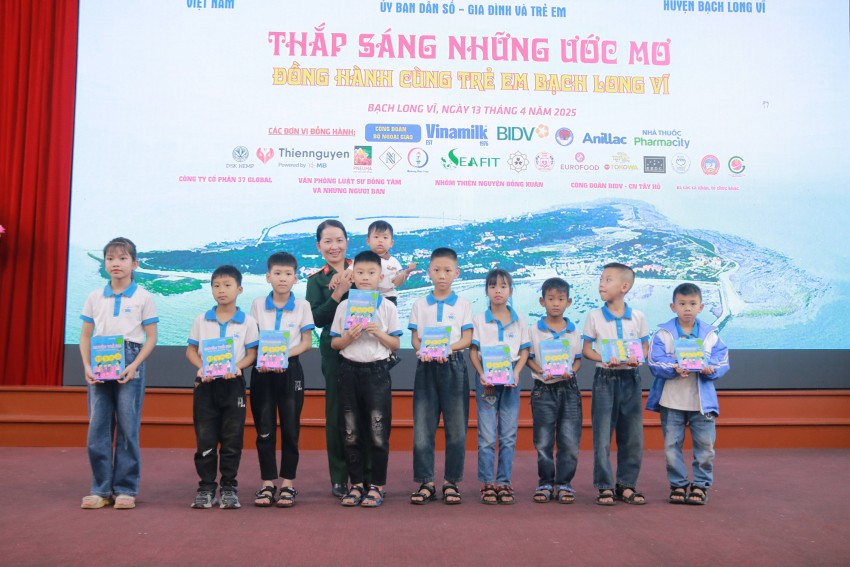 Thắm tình đảo xa - Trao gửi yêu thương đến trẻ em Bạch Long Vỹ