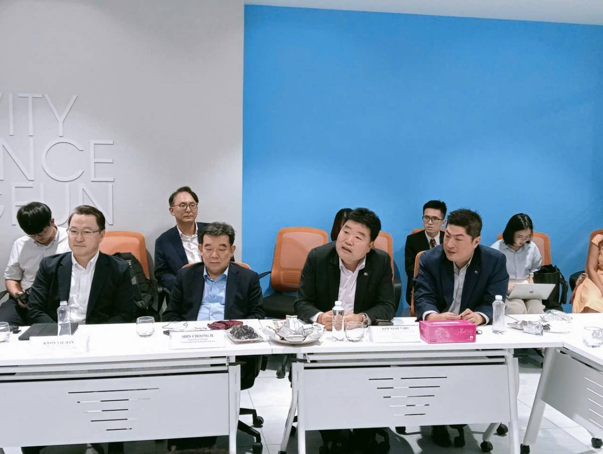  ông Kim Nyon Ho, Chủ tịch Phòng thương mại Hàn Quốc tại Việt Nam (KOCHAM)