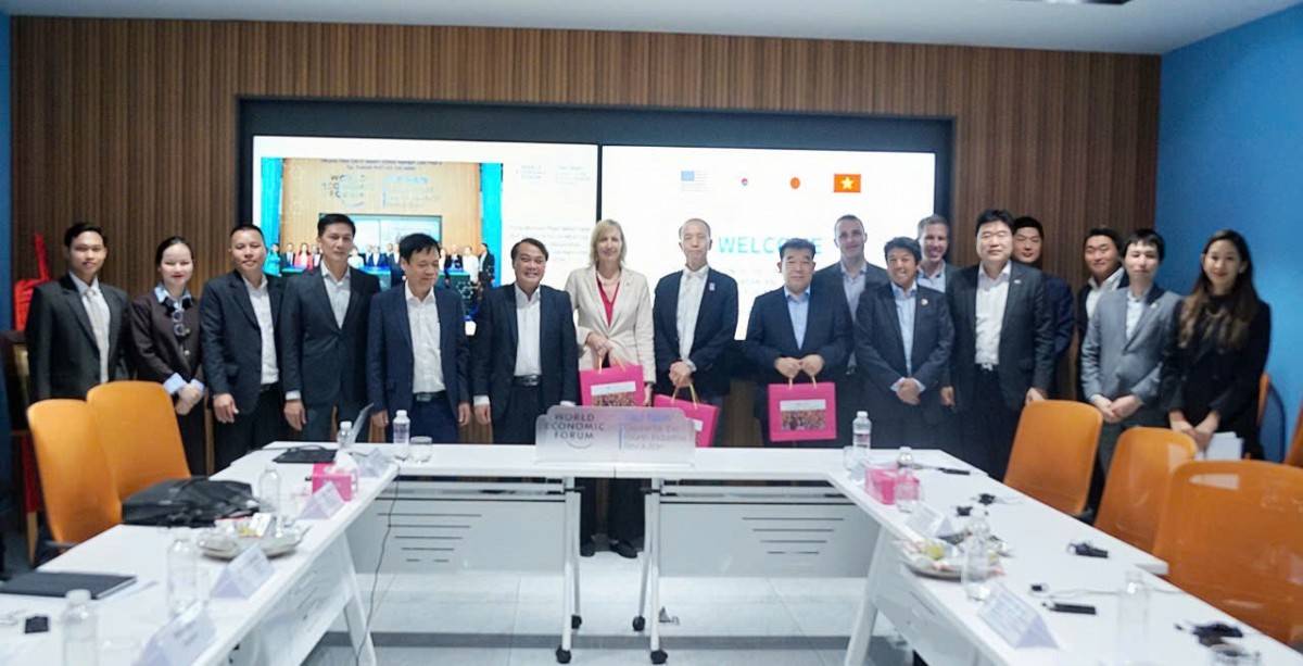 Đoàn chụp ảnh kỷ niệm tại buổi làm việc.