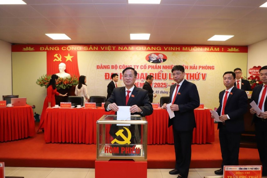 Các đại biểu bỏ phiếu bầu Ban Chấp hành Đảng bộ khóa V