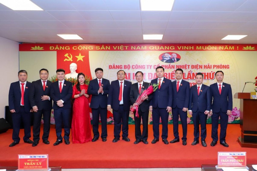 Đồng chí Trần Phú Thái – Bí thư Đảng ủy, CTHĐQT EVNGENCO2 tặng hoa chúc mừng Ban Chấp hành Đảng bộ HND khóa V